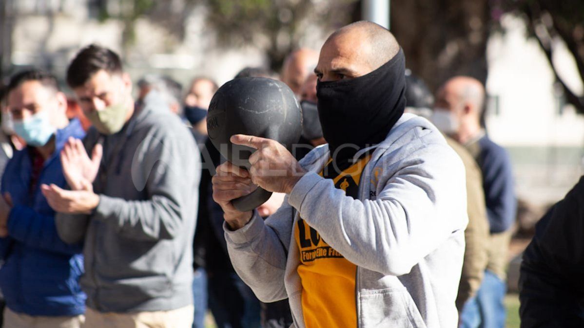 Alrededor de 150 due&ntilde;os de comercios, gimnasios y peluquer&iacute;as se reunieron este lunes para protestar en Plaza 25 de Mayo