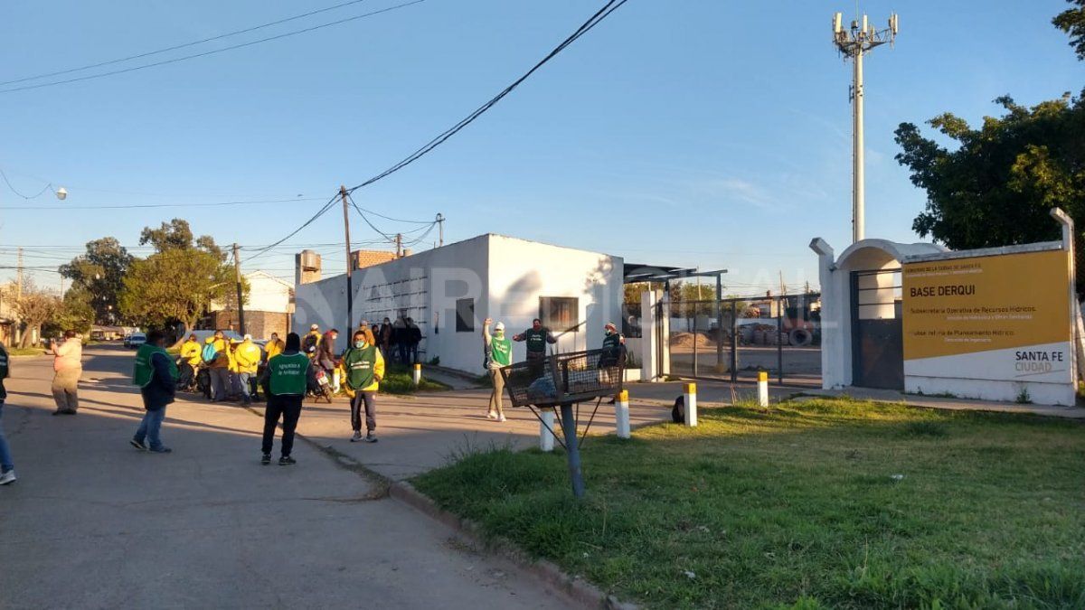 Los trabajadores se manifestaron en la puerta para pedir la desinfección de la Base Derqui de Santa Fe. 