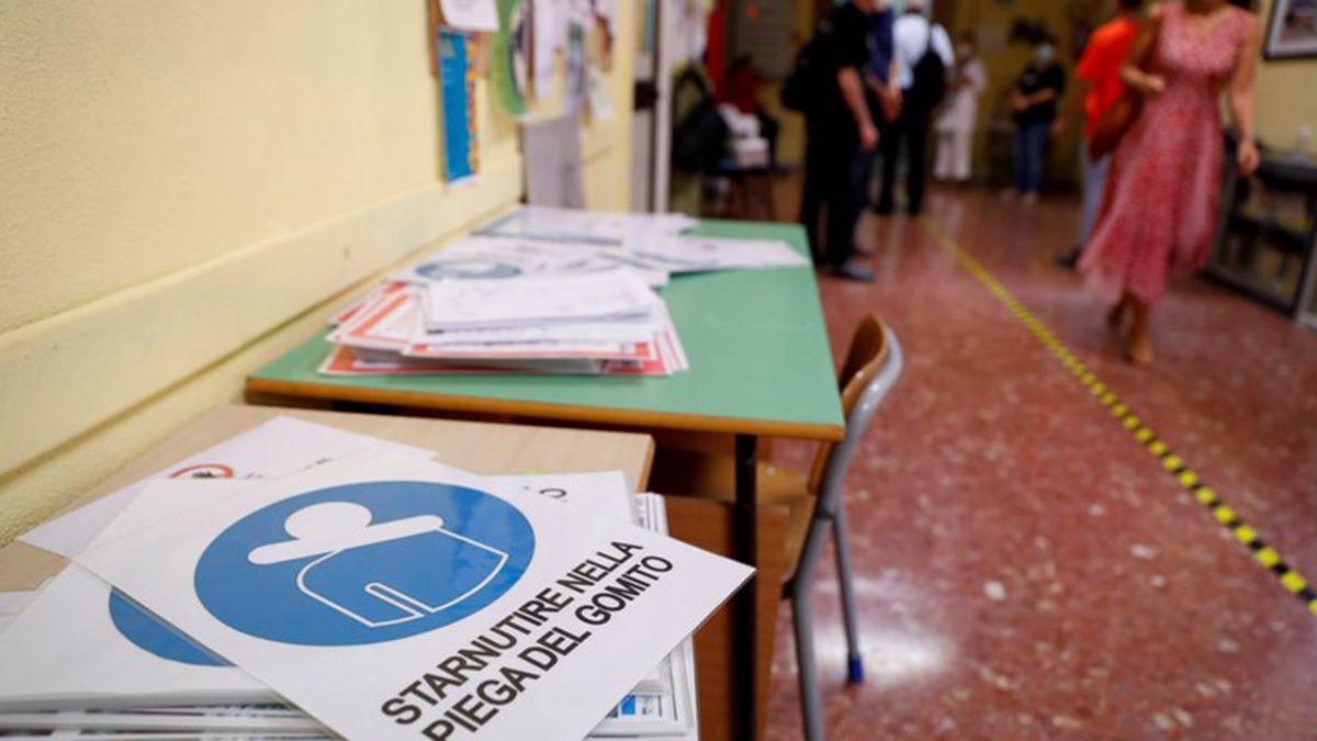 Iniciaron las clases en Italia y los establecimientos educativos tienen señalización para la prevención del coronavirus.