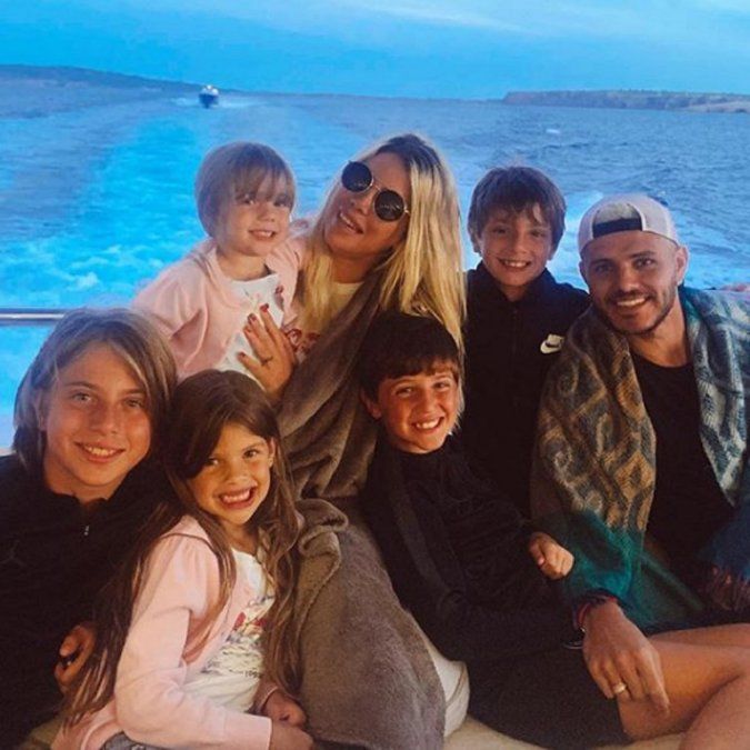 Wanda junto a sus hijos y su esposo (Instagram)