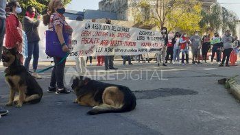 En medio de la imputación, un grupo de personas cortaron la calle para exigir la liberación de diez caninos que están retenidas por orden de la Justicia. 