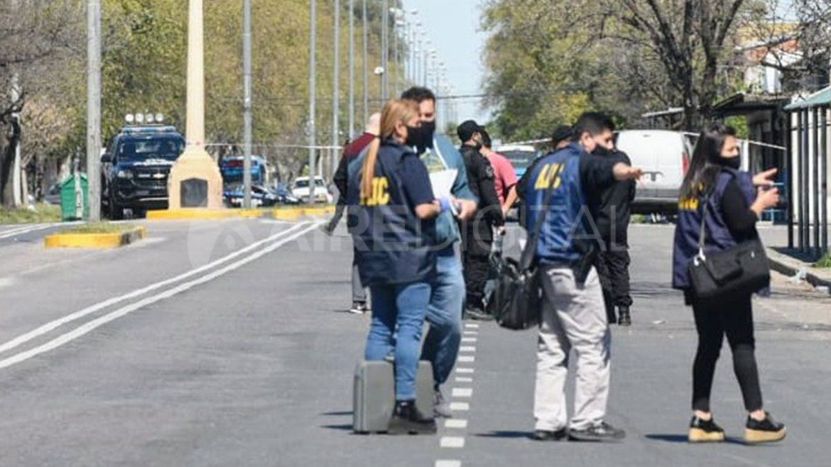 Aparentemente se balearon personas que se desplazaban en distintos vehículos. En ese enfrentamiento fue baleado Leandro Exequiel R. en la pierna derecha y en la cabeza.