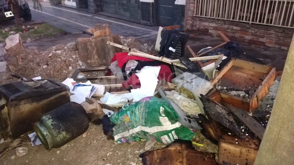 Gran cantidad de material inflamable había en el interior de la vivienda lo que permitió que las llamas se propaguen rápidamente