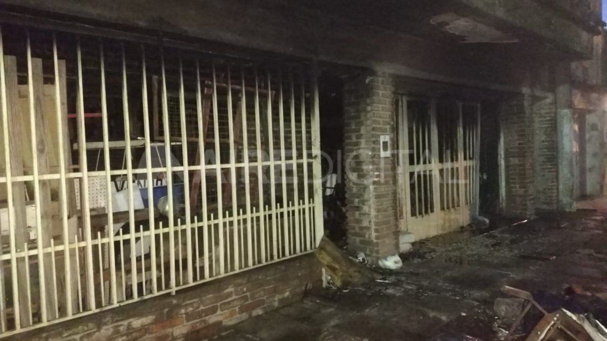 Cerca de las 5 de la mañana los bomberos pudieron apagar el incendio por completo