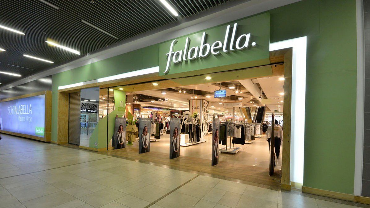 Falabella quiere irse del país y anunció el cierre de cuatro locales. La compañía confirmó los cierres y habilitó retiros voluntarios para todos sus empleados. Es la empresa de retail con más facturación en América Latina.