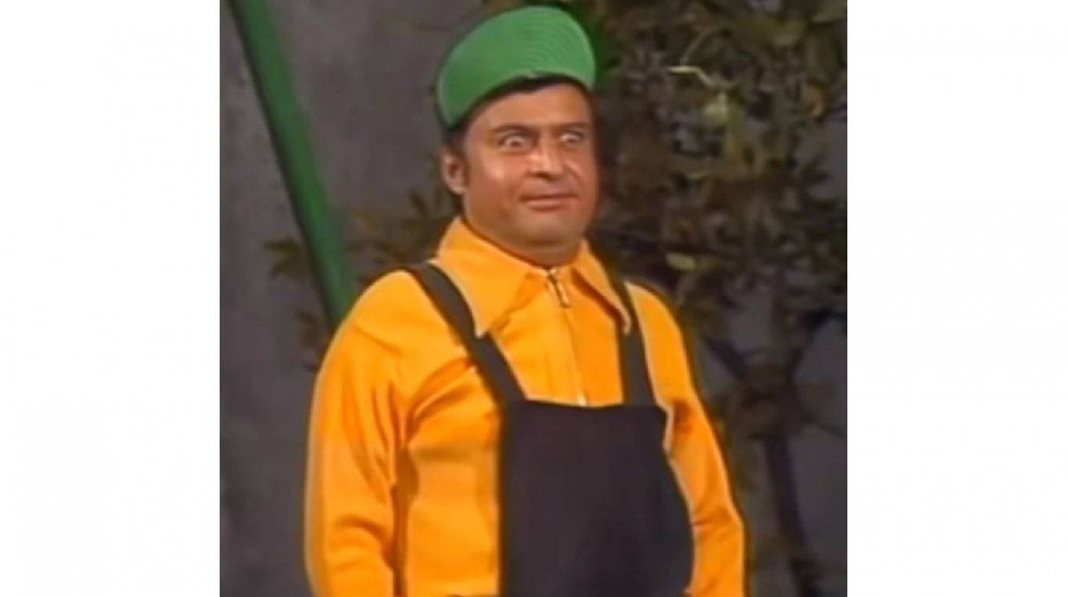 Godínez, siempre con su enterito azul, camisa amarilla y gorra verde.