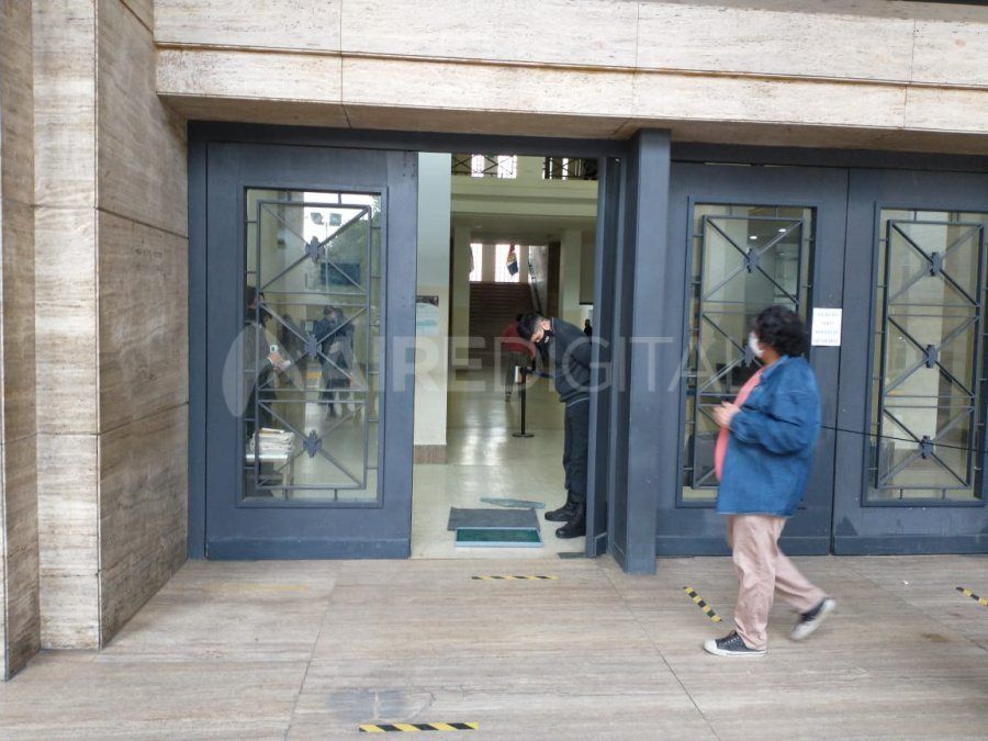 Un trabajador ingresó a dialogar con las autoridades mientras los demás lo esperaron en las puertas de la Municipalidad.