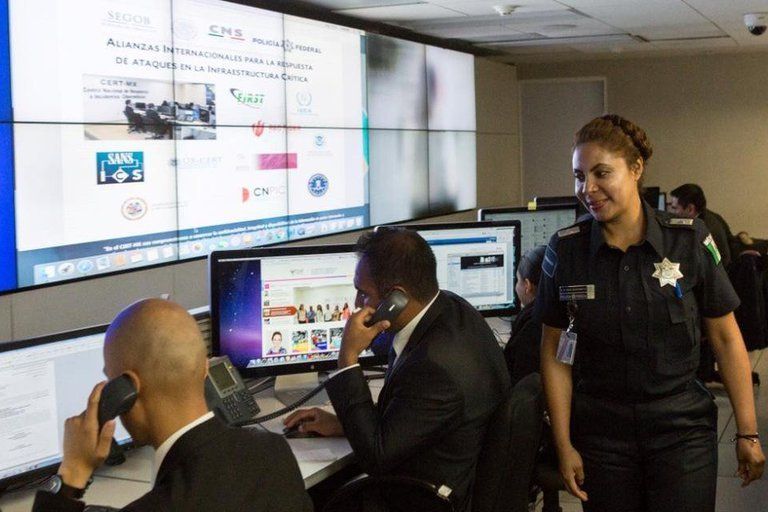 Personal de la Policía Cibernética identificó diversas cuentas falsas en Facebook (Foto: Cuartoscuro)