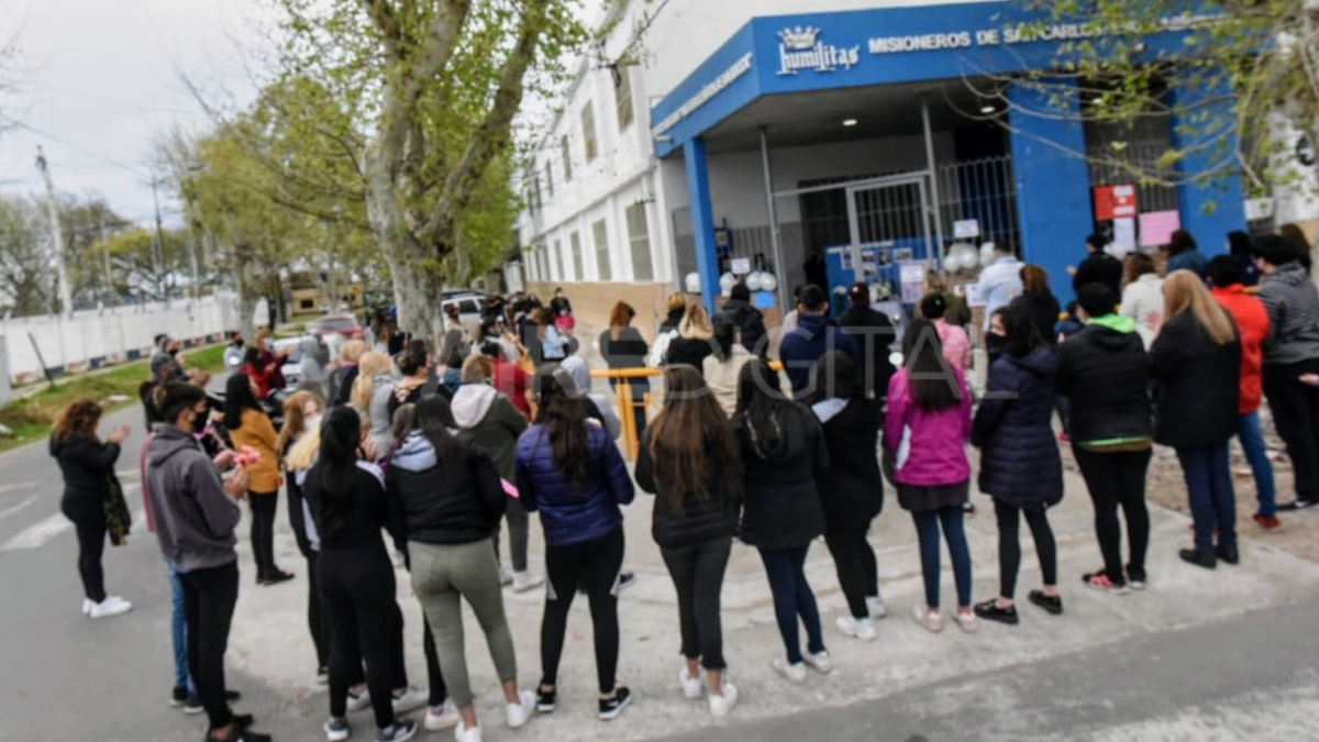 Compañeros del colegio en la misa donde despidieron a Ticiana y exigieron justicia por el crimen de la adolescente.