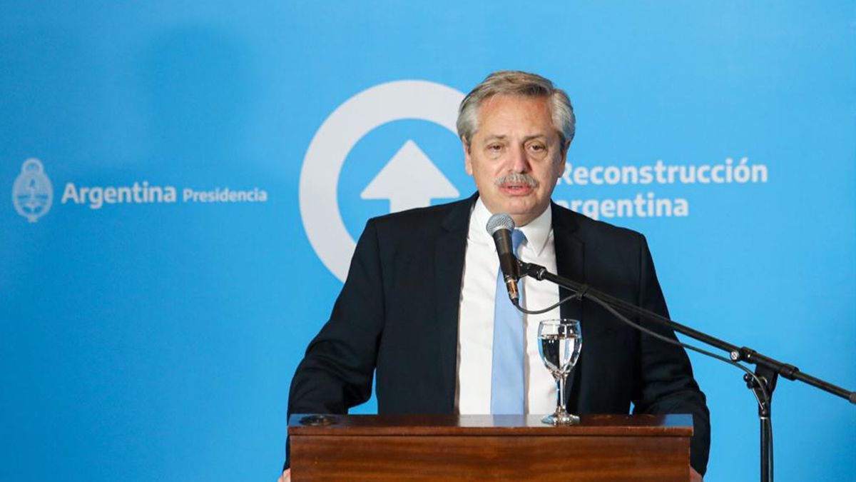 El presidente Alberto Fernández realizó este martes una visita a San Juan, donde recorrió obras de infraestructura y una empresa textil, encabezó la firma de una serie de convenios para la provincia, y brindó una conferencia de prensa a los medios locales junto al gobernador Sergio Uñac.