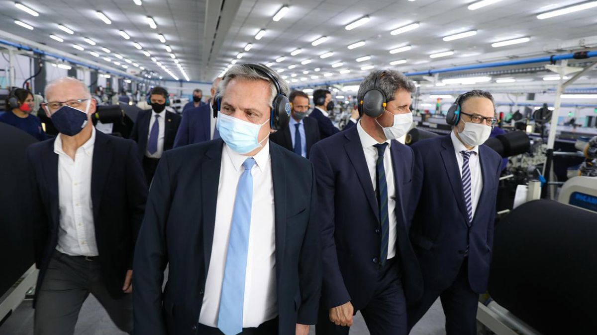 Sobre la asignación del programa ATP a las empresas que necesitaron la ayuda del Estado nacional durante la pandemia, el Presidente explicó que “las pequeñas, medianas y grandes empresas sanjuaninas que recibieron esa asignación lograron sostener los puestos de trabajo y las fábricas”.