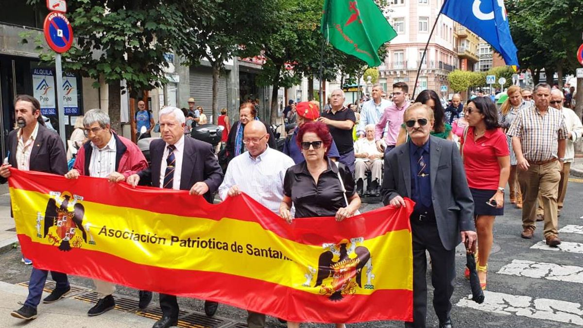 La iniciativa también impulsa transformar el Valle de los Caídos, la basílica que ordenó construir Franco y que hasta el año pasado albergó sus restos, en un cementerio civil, y crea un banco de ADN que facilite la identificación de los restos todavía pendientes de recuperación en miles de fosas comunes aún no exhumadas.