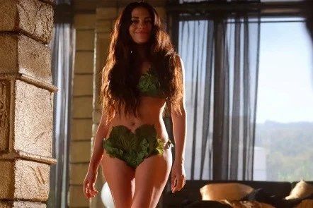 El personaje de Inbar Lavi sí tenía ombligo