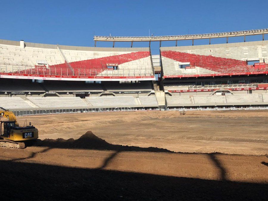 El nivel del campo de juego se bajó un metro y medio, por lo que el Monumental aumentará su capacidad con 12.000 plateas más.