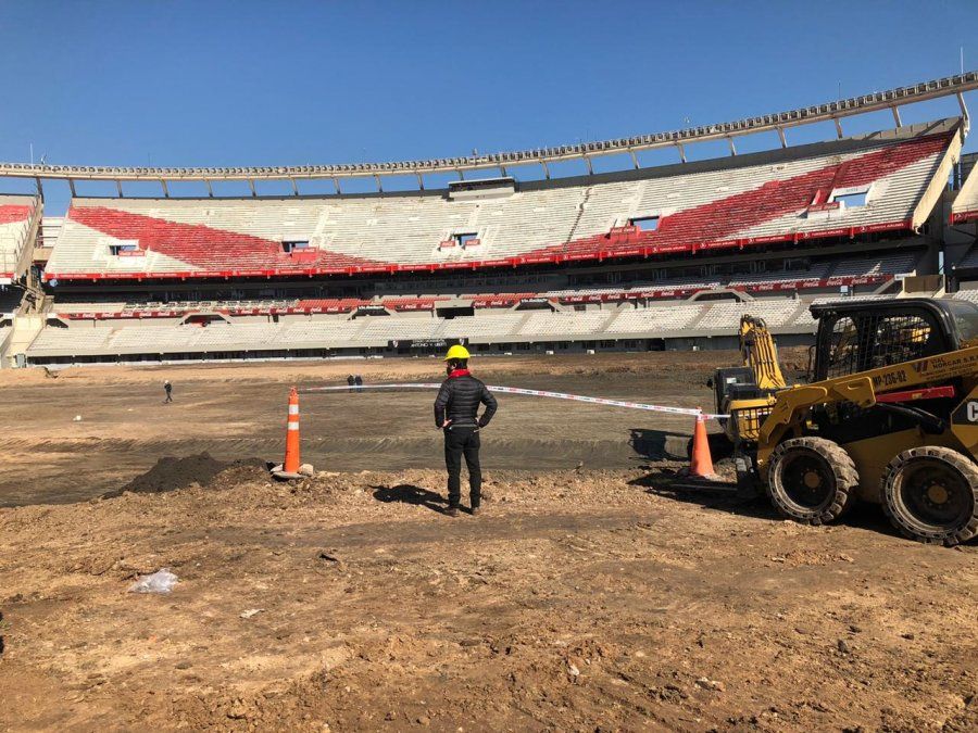 El Monumental, a través de una inversión de 177 millones de pesos, tendrá una cancha de arena con un sistema de drenaje independiente por bombeo que permitirá el ingreso de aire, con un sistema de calefacción y enfriamiento.
