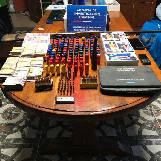 Durante los operativos, la policía secuestró además armas, drogas, dinero en efectivo y una moto con pedido de captura por robo.