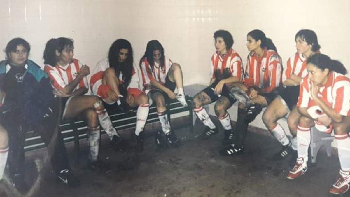 Equipo femenino de Estudiantes de La Plata en el año 2003.