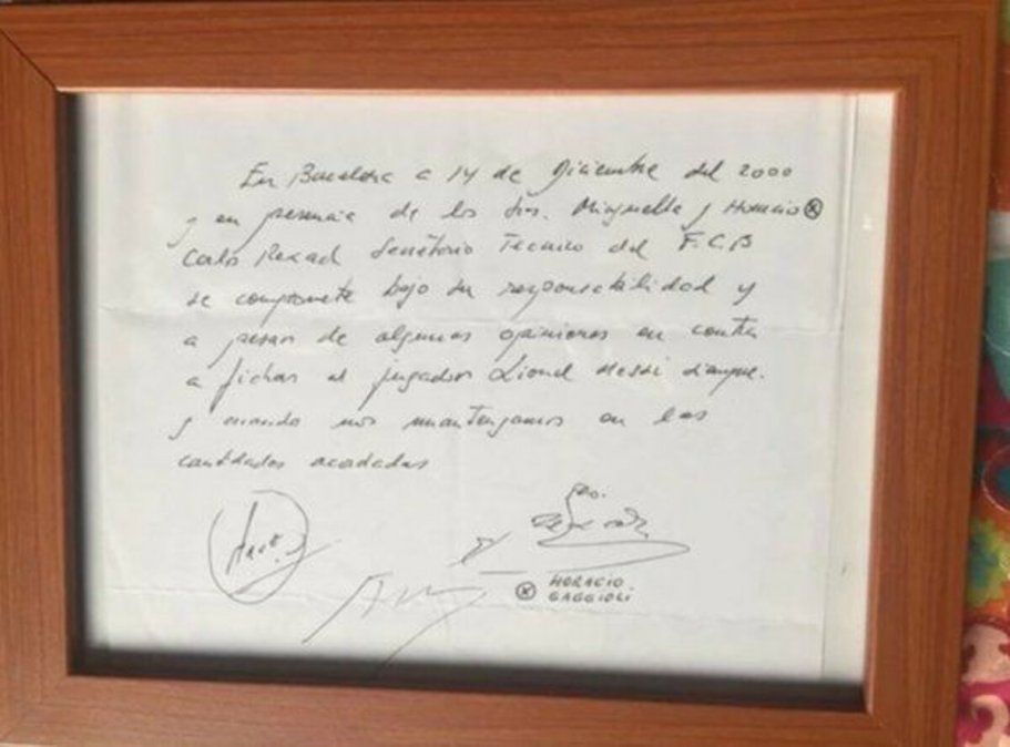 El cuadro que contiene el primer contrato firmado por Lionel Messi con la entidad blaugrana.