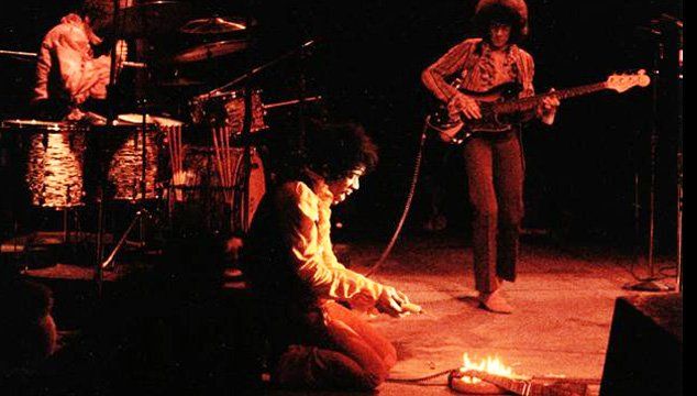 La exaltación era tal que Jimi terminó el espectáculo destruyendo el instrumento