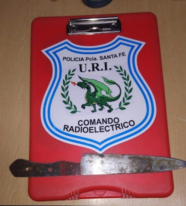 El cuchillo secuestrado entre la vestimenta de los detenidos