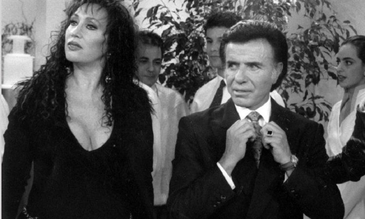 Carlos Menem junto a Moria Casán, su famosa de confianza.