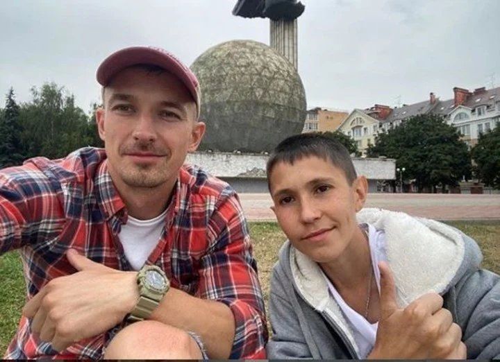 Denis junto al periodista del canal de YouTube que viralizó su historia.