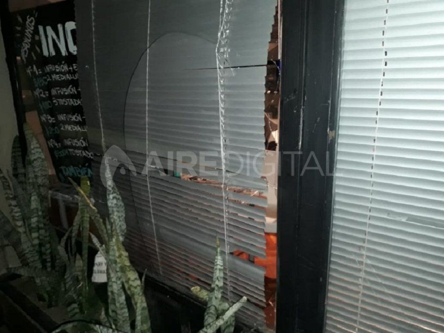 El ladrón rompió la vidriera e ingresó a robar al bar de Santiago del Estero y Francia