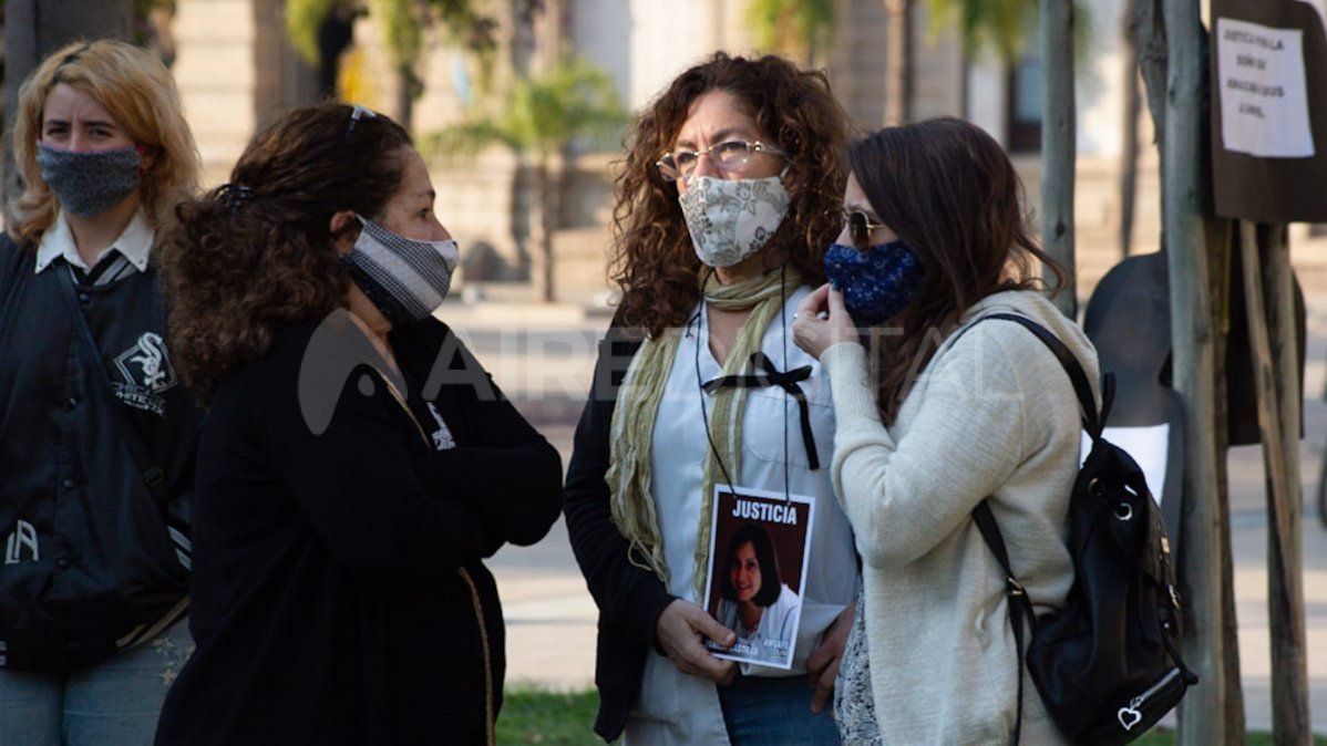 Colegas de Vanesa Castillo, en la puerta de Tribunales.