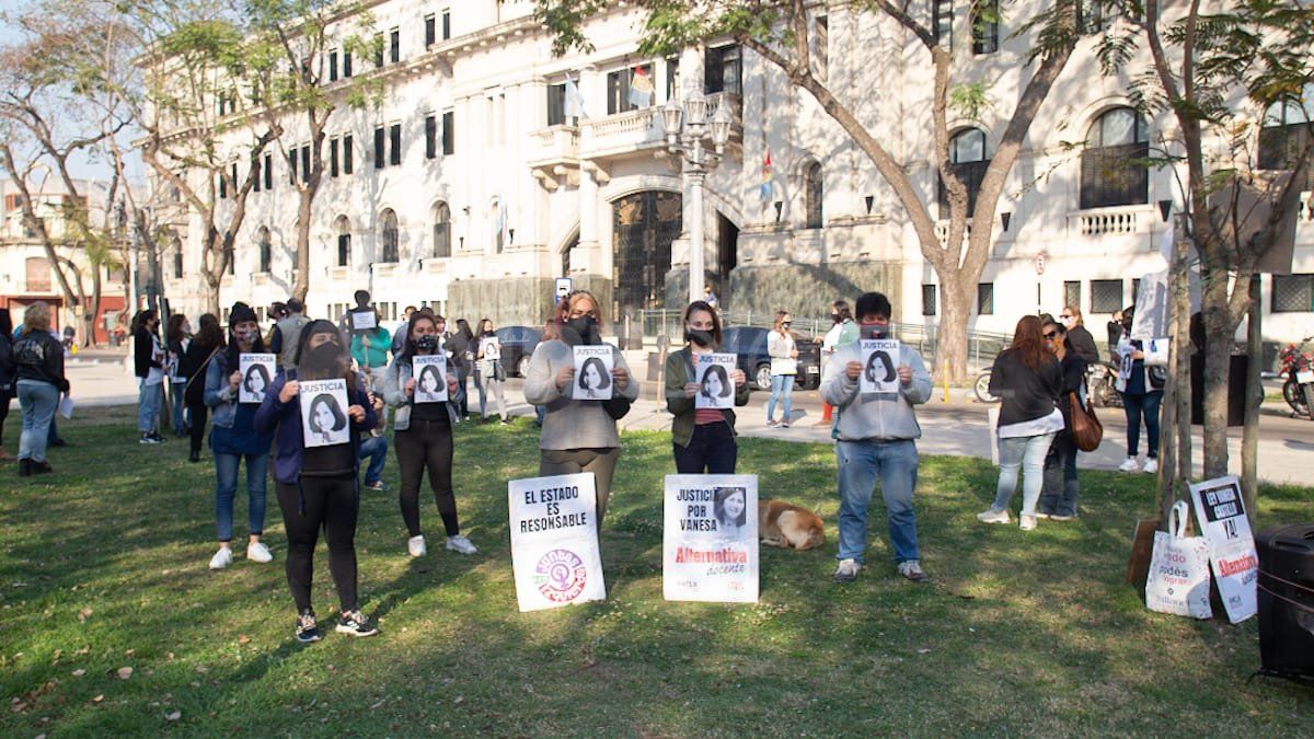 Expectativa. Familiares, amigas y excompañeras de Castillo hicieron un abrazo simbólico el pasado viernes.
