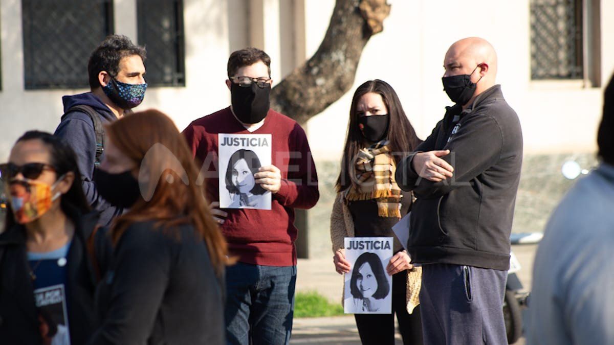 Familiares de Vanesa Castillo, en la puerta de Tribunales.
