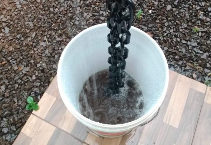 Residentes de la zona recolectaron agua y pudo observarse con claridad el color de la lluvia.