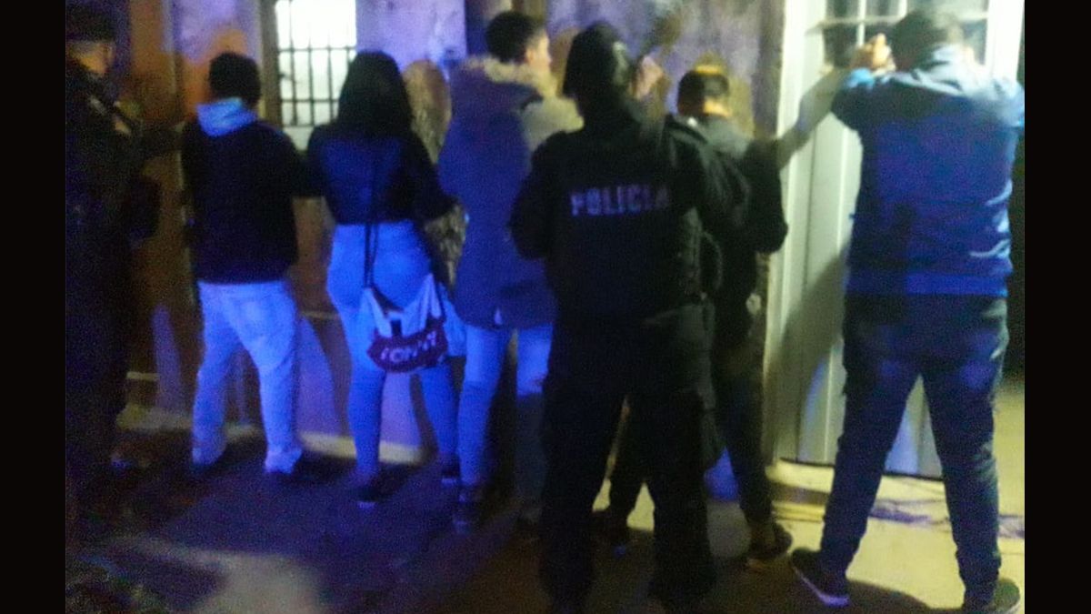 Este sábado a la madrugada en Neuquén al 6800 de la ciudad de Santa Fe personal policial dispersó a más de 40 personas que se encontraban realizando una fiesta