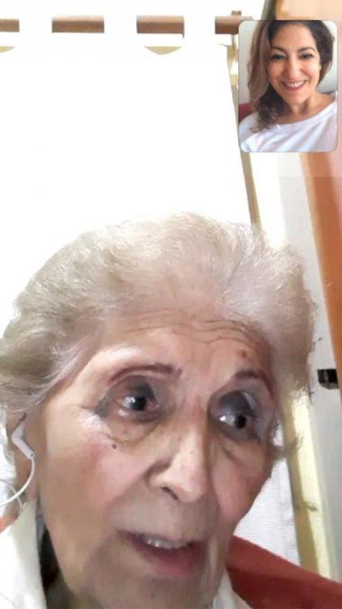 Francisca, en una videollamada con una de sus nietas