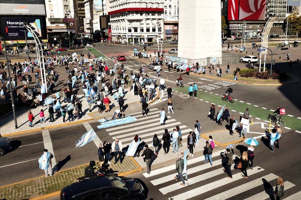 La gente concentrándose esta tarde en el Obelisco.