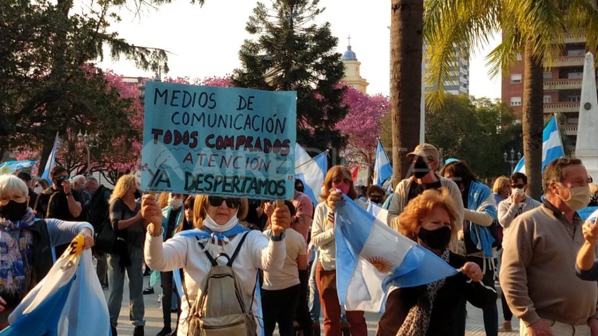 Santafesinos se desplegaron frente a la Casa de Gobierno de la provincia.