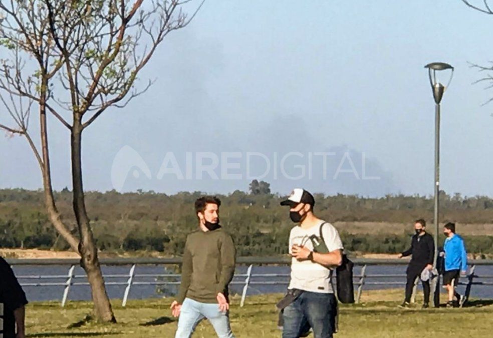 Así se veía el humo de las islas del delta del Paraná desde cercanías del Puente Rosario-Victoria. 
