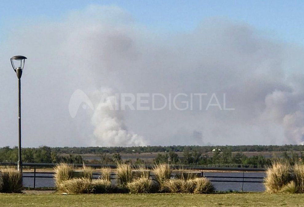 El humo de los incendios invadió Rosario otra vez este fin de semana. 