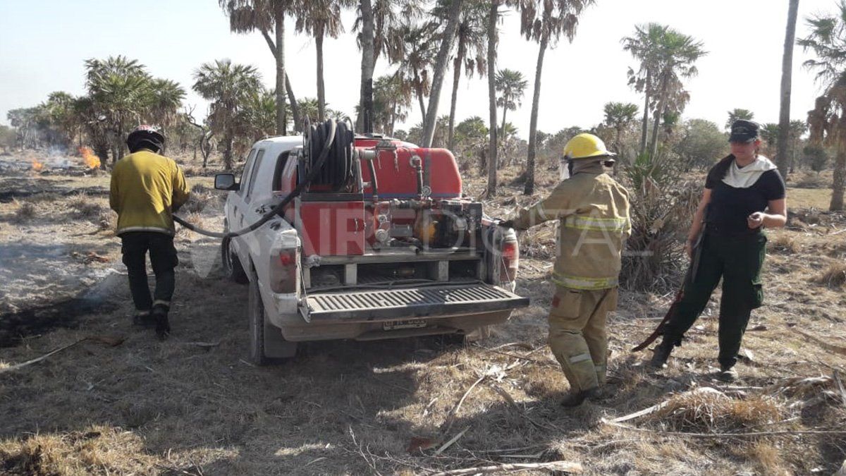 Bomberos voluntarios combaten incendios en el departamento Vera, entre Cañada Ombú y Los Amores. 