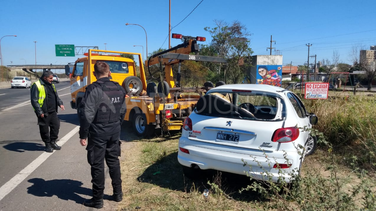El siniestro vial se produjo en la ruta 168, a la altura de Bº El Pozo, mano a Santa Fe. Por motivos que se intentan determinar la conductora perdió el control del vehículo, rozó con el muro de contención y terminó volcando.