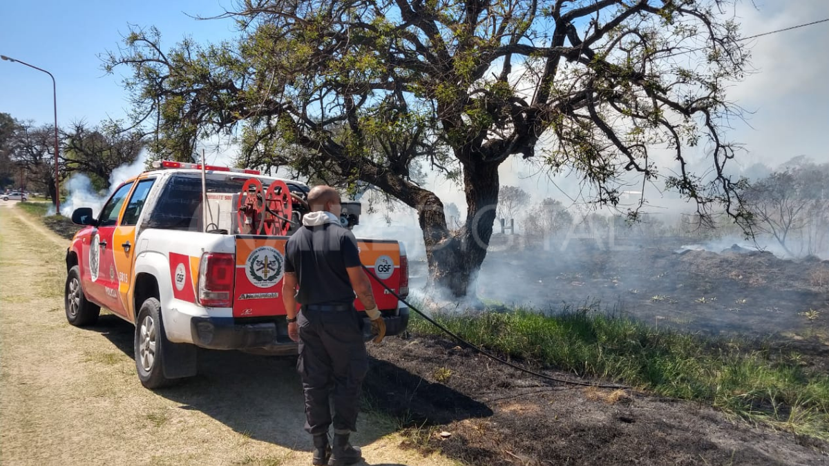 Incendio en Rincón, a la vera de la ruta 1 entre las calles 8 y 10. 