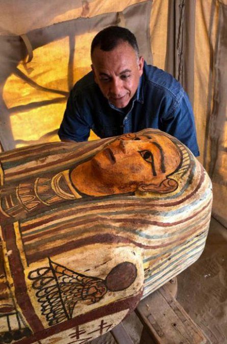 Así luce uno de los sarcófagos -que data de 2.500 años- descubierto en El Cairo. Foto: AFP