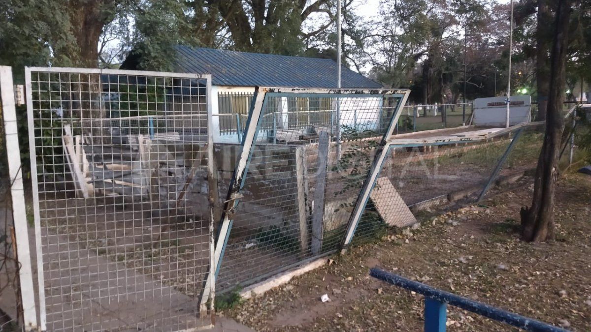 El portón roto en el ingreso al Club de Bochas del parque Juan de Garay