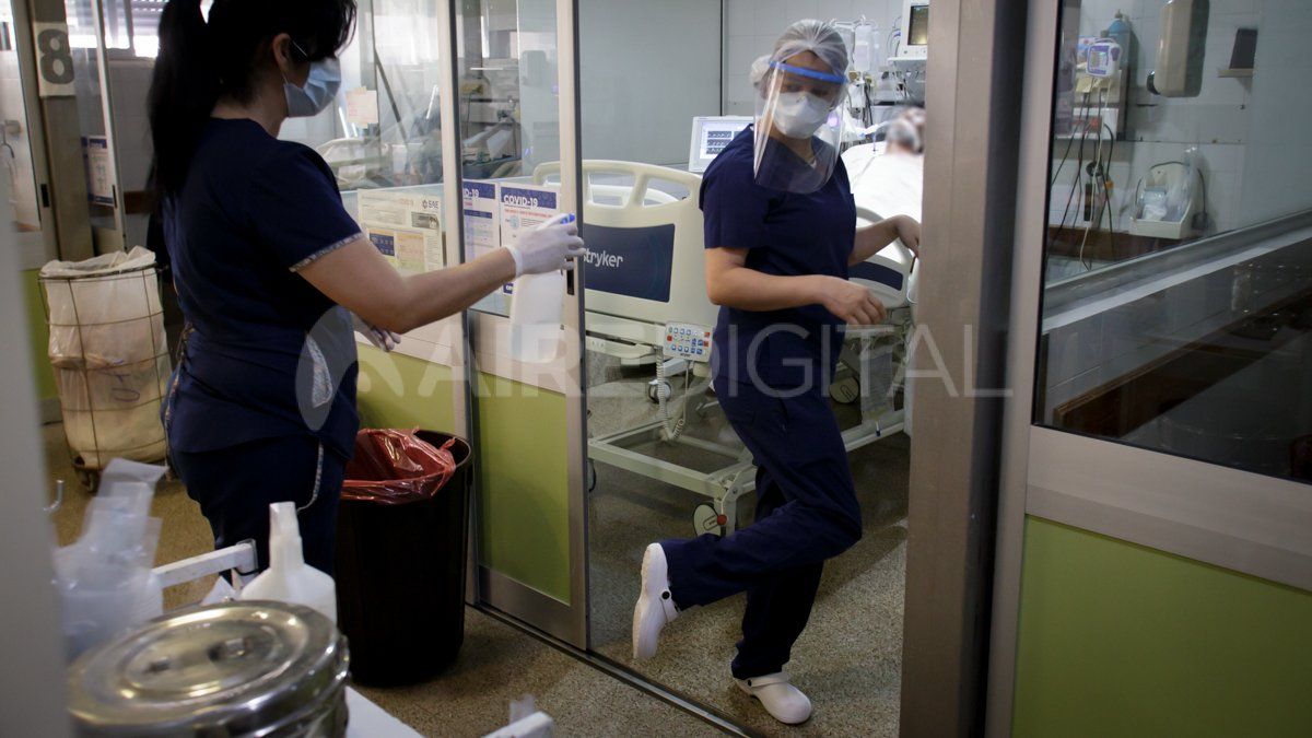 La directora del Hospital Centenario de Rosario, Claudia Perouch, expresó que “a través del testeo, que es muy rápido, ya que sólo se realiza con un pinchazo en el dedo, vamos a estar midiendo la seroprevalencia".