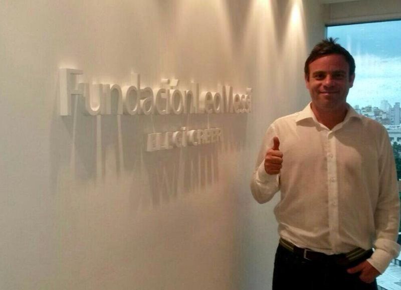 RETTORI CUANDO TRABAJA PARA LA FUNDACION LEO MESSI. AHORA ES SU PRINCIPAL AMENAZA.