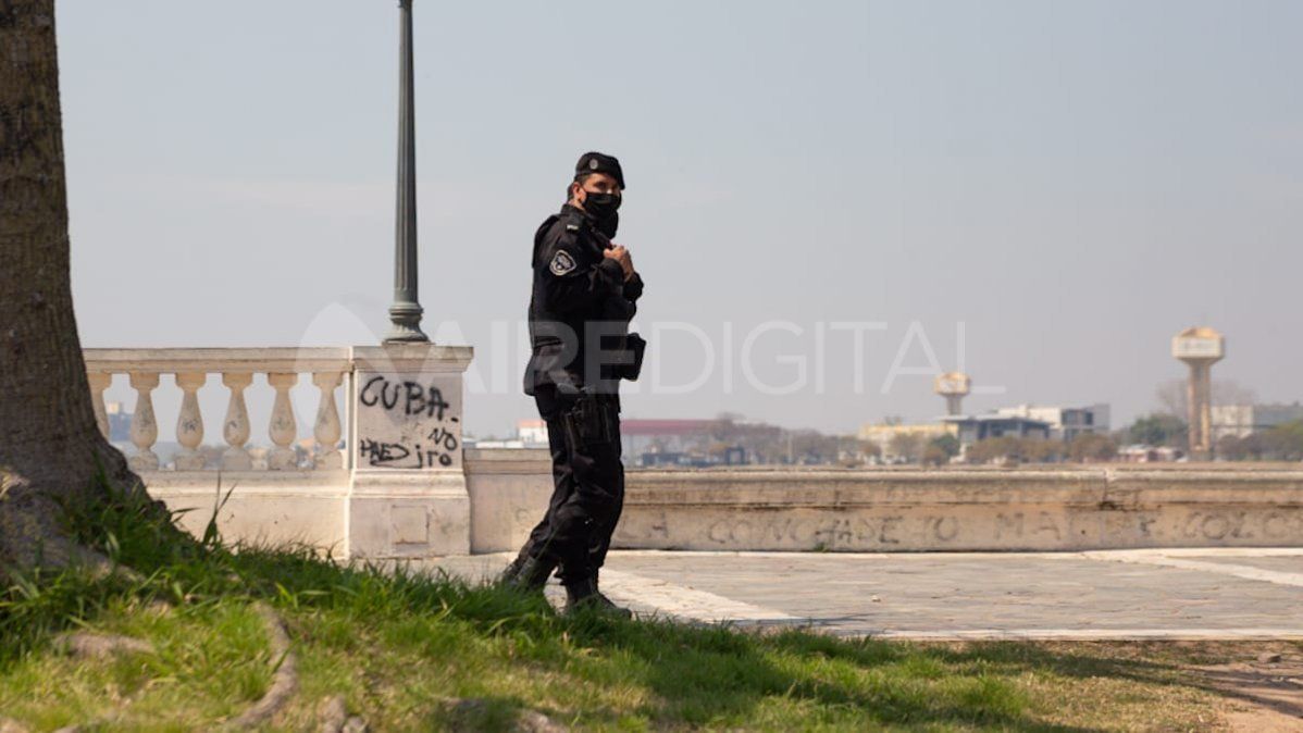 Un agente policial, controlando la situación en la costanera oeste