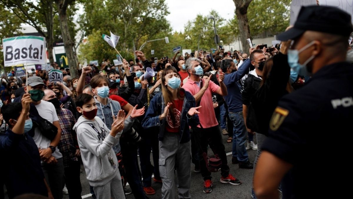 Los ciudadanos de Madrid llevaron a cabo protestas en varios de los barrios afectados y le atribuyen al Gobierno regional una mala gestión y falta de recursos que perjudica a las zonas más pobres.
