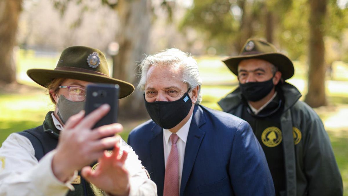 “Debemos ponernos, con los jóvenes a la cabeza, al frente de la demanda del cuidado del medio ambiente porque eso nos va a permitir un mejor mundo”, afirmó el mandatario
