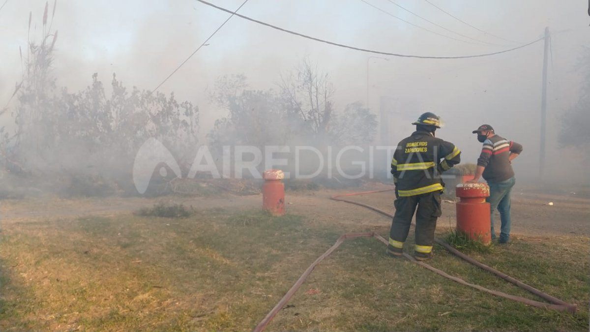Una dotación de bomberos zapadores trabaja en el incendio en barrio El Pozo.