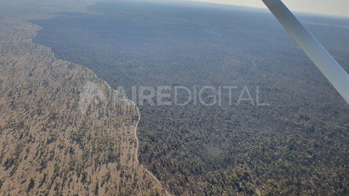 El recorrido aéreo permitió visualizar el alcance del fuego en Los Amores. Una delgada línea delimita hasta dónde llegaron los incendios.