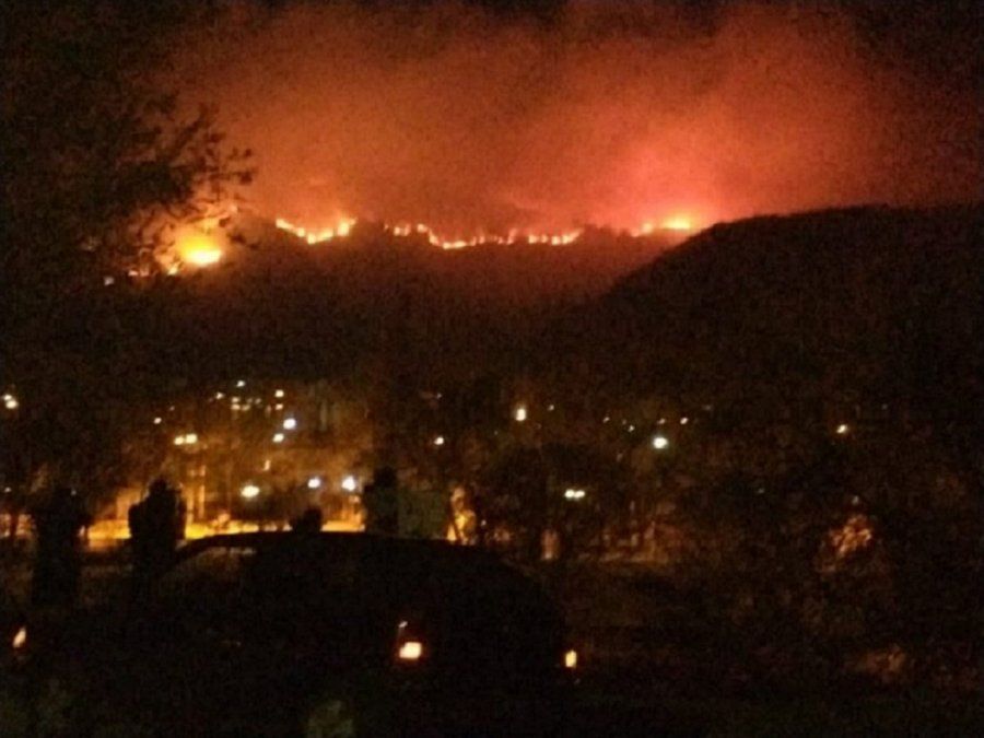 Así se veían los incendios que azotaron el lunes por la noche a Villa Carlos Paz. 